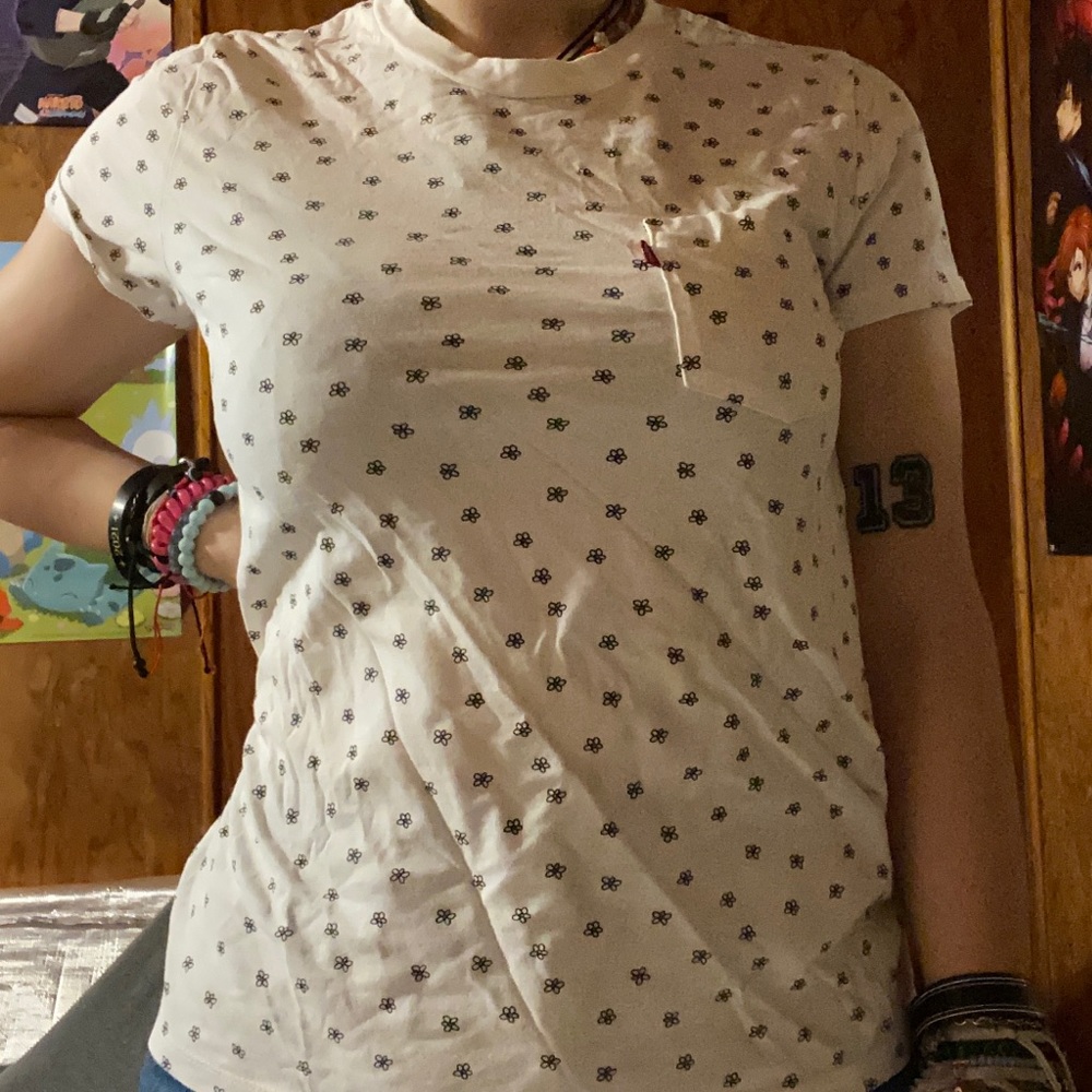 white levi’s flower shirt🌸